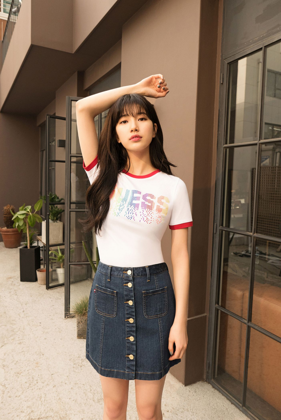 Chân váy jean khuy trước cùng áo phông ôm body lại giúp Suzy nhìn năng động trẻ trung và thời thượng hơn rất nhiều lần