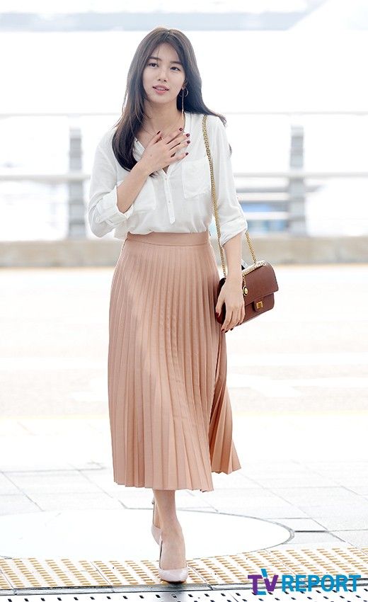 Đơn giản, thanh lịch, sang trọng là cảm giác mà set đồ gồm sơ mi trắng, váy dài xếp ly nhỏ màu hồng nude cùng giày cao gót trắng này mang lại