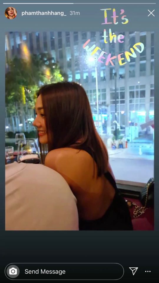 Mới đây, trên Instagram cá nhân, siêu mẫu Thanh Hằng đã đăng bức hình ghi lại khoảnh khắc cô ra ngoài ăn tối với dòng trạng thái: “It’s the weekend”. Điều đáng chú ý nhất lại rơi vào sự xuất hiện của tấm lưng một người đàn ông ngồi cạnh Thanh Hằng. Cô nở một nụ cười thật tươi, ánh mắt tràn đầy sự hạnh phúc hướng về người đàn ông giấu mặt. Dân tình lại được phen “đoán già đoán non” liệu đây có phải “người tình giấu mặt” từng xuất hiện rất nhiều lần trong các bức ảnh bấy lâu nay của Thanh Hằng không? Câu trả lời hiện vẫn là một ẩn số.
