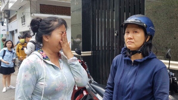 Nhiều phụ huynh đến trường để gọi tên con mình