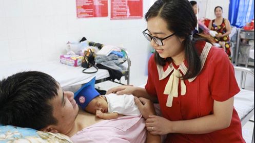 Bố mẹ vui mừng ngày em bé xuất viện