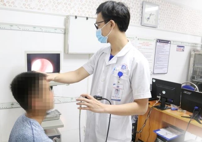 Bác sĩ nội soi, gắp dị vật ra khỏi mũi bệnh nhân.