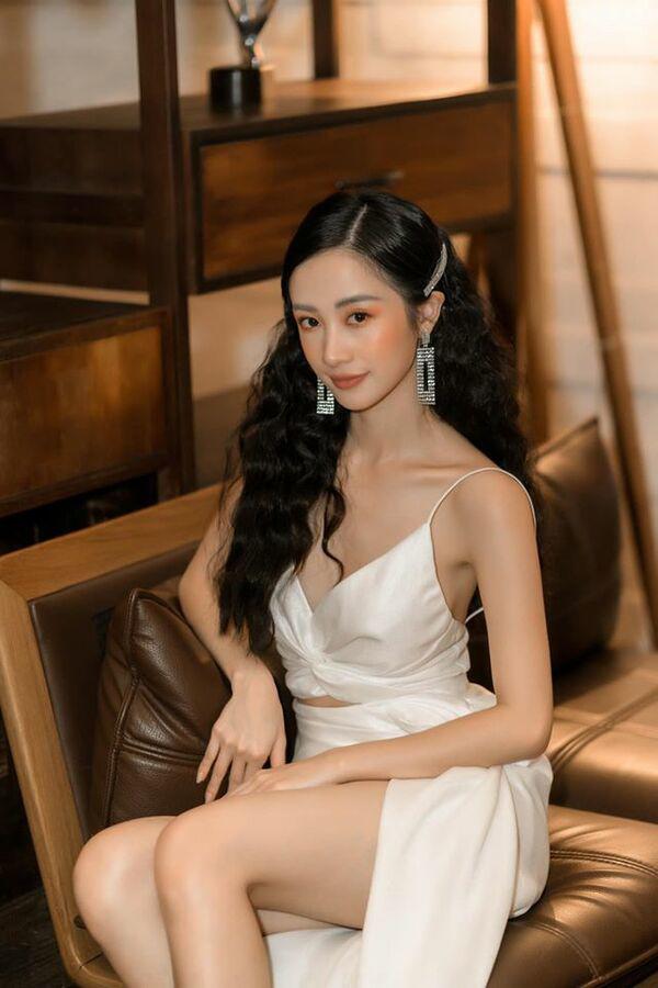 jun-vu-lai-dien-vay-hai-day-la-loi-vong-1-day-da-thay-doi-phong-cach-co-nang-55641791_2306196912775734_5638749205846556672_o-1590411844-183-width600height900