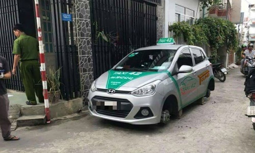 Chiếc taxi đã bị tháo mất 4 bánh, lẫn mâm xe.