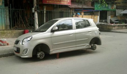 Kẻ gian dùng gạch kê gầm xe rồi tháo hết bánh chiếc Kia Morning.