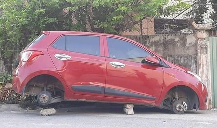 Chiếc xe Huyndai i10 bị kẻ gian kê gạch, tháo trộm 4 bánh xe.