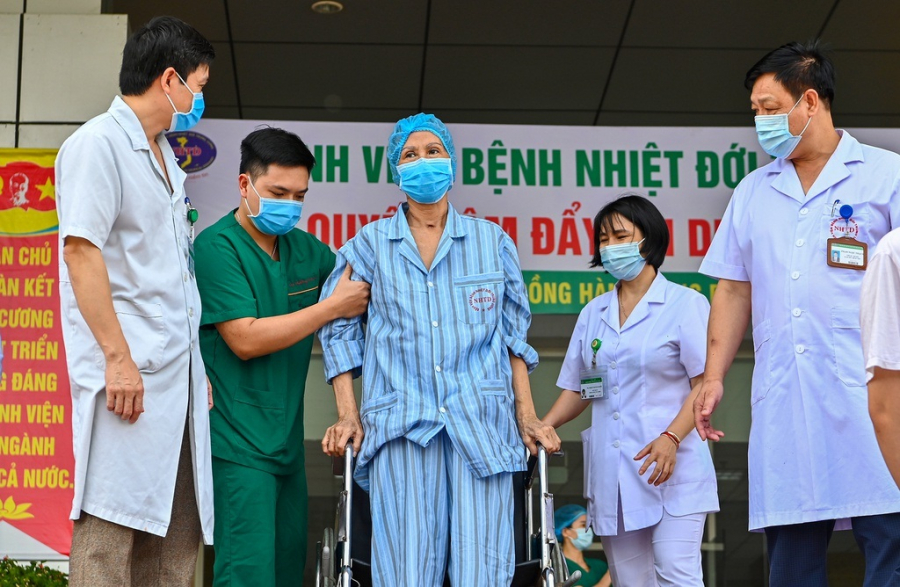 Sáng nay, bệnh nhân 19 (bác gái bệnh nhân 17) và 5 trường hợp mắc Covid-19 khác được công bố khỏi bệnh.