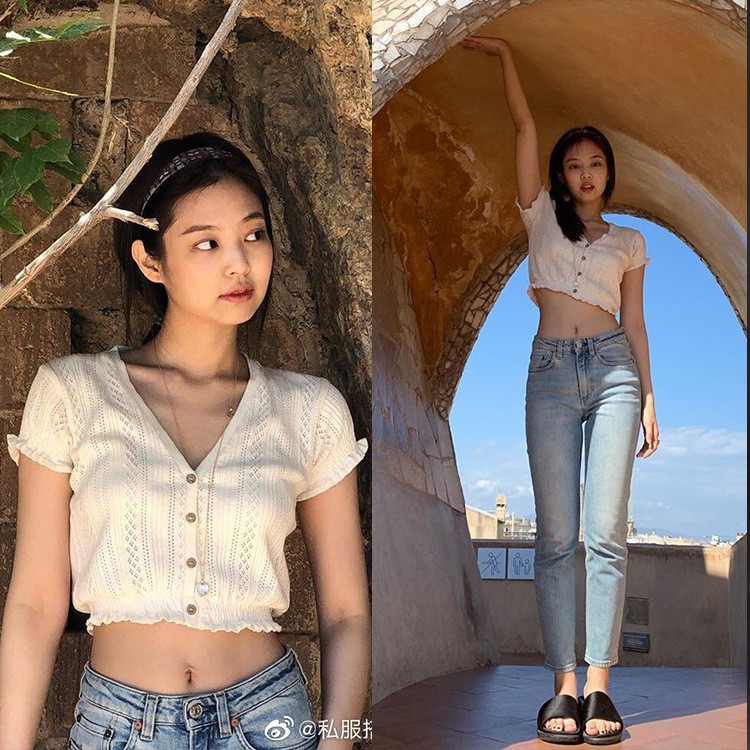Jennie hack chân siêu dài cùng quần jean baggy với croptop