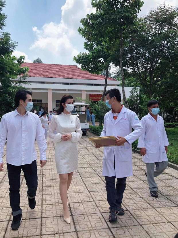 Mới đây, Đông Nhi và Ông Cao Thắng tiếp tục có hành động vì cộng đồng khi trực tiếp đi thăm bệnh viện Dã Chiến Củ Chi để thăm hỏi và động viên đội ngũ bác sĩ, tình nguyện viên. Đáng chú ý, dù đang ở tháng thứ 4 của thai kỳ nhưng giọng ca 