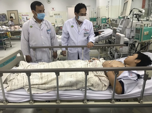 Một học sinh bị cây phượng bật gốc đè trúng đang được điều trị tại bệnh viện.