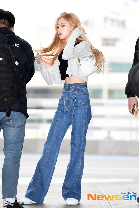 Rosé chỉ bạn cách mix đồ giữa quần jean ống rộng với croptop và sneaker trắng nhìn vừa tôn dáng lại vừa thời thượng