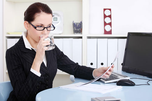 Uống đủ nước là một chóng những cách chống khô da hiệu quả.