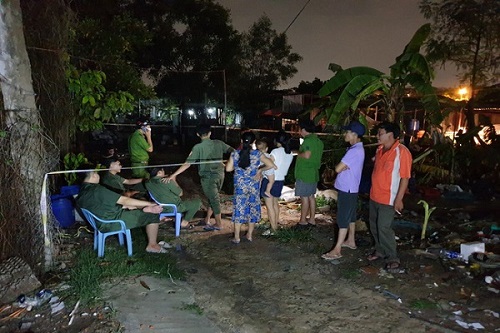 Người dân theo dõi lực lượng chức năng tìm kiếm cháu bé.    