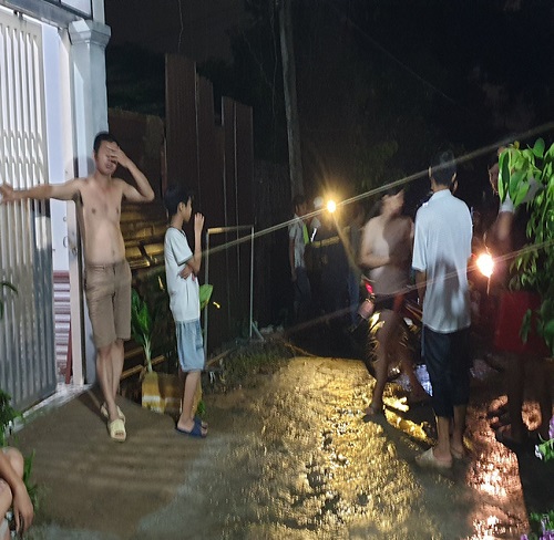 Một số người không kìm được xúc động.    