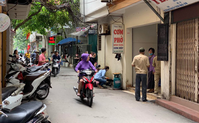 Khu vực xảy ra vụ việc tại ngõ 59 phố Hoàng Cầu, phường Ô Chợ Dừa. Khi người dân phát hiện, nạn nhân đã tử vong. Sự việc lập tức được báo cho Công an phường Ô Chợ Dừa. Lực lượng chức năng đã có mặt và phong tỏa hiện trường, tìm hiểu nguyên nhân cái chết của nạn nhân.