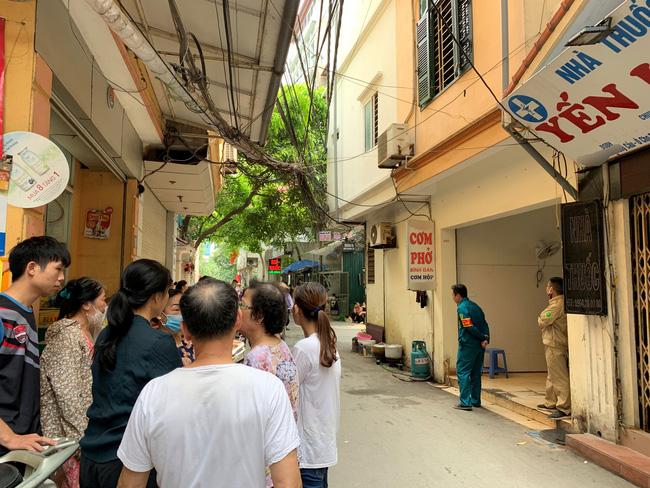 Rất đông người dân tập trung xung quanh ngôi nhà xảy ra sự việc. Mọi người chưa hết bàng hoàng trước sự ra đi đột ngột của chàng trai 21 tuổi.