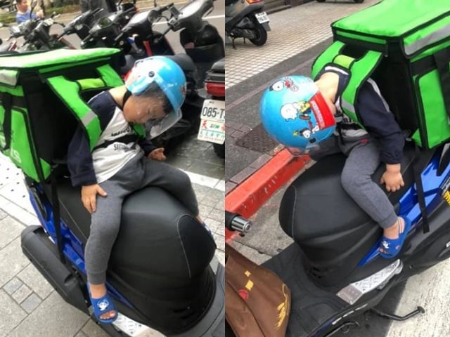 Cậu bé ngủ thiếp đi trên xe của ba.