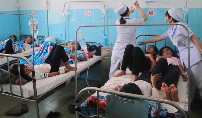 Hàng trăm học sinh Trường Tiểu học N’Thol Hạ cấp cứu tại Trung tâm Y tế Đức Trọng sau khi ăn bánh mì của một nhóm thiện nguyện.