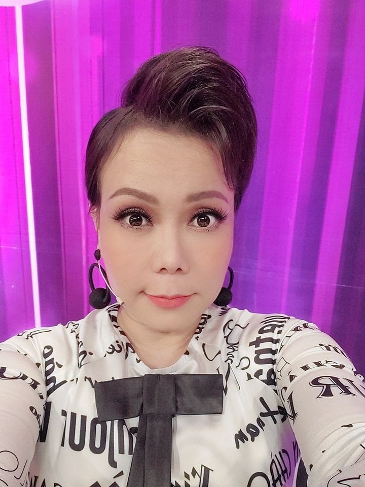 Hình ảnh của nữ danh hài trước khi cạo gió.