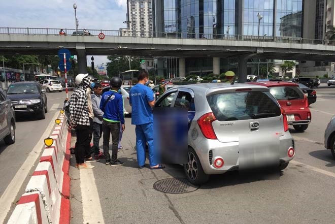 Hiện trường tài xế taxi được người dân phát hiện tử vong bất thường trên xe.