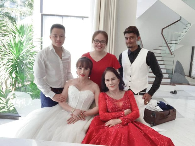 Dù đã bước qua tuổi lục tuần nhưng hai cô dâu không ngần ngại chịu chi để đầu tư cho một bộ ảnh cưới lung linh.