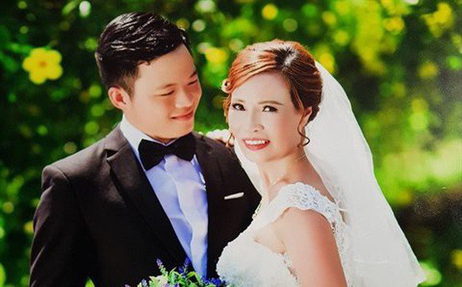 Đám cưới của cô dâu Thu Sao và chú rể Hoa Cương ở Cao Bằng từng làm dậy sóng cộng đồng mạng. Thời điểm quen biết và kết hôn với chồng trẻ, chị Thu Sao không ngần ngại công khai chuyện dao kéo, trùng tu nhan sắc và thu hút được sự chú ý của nhiều người.
