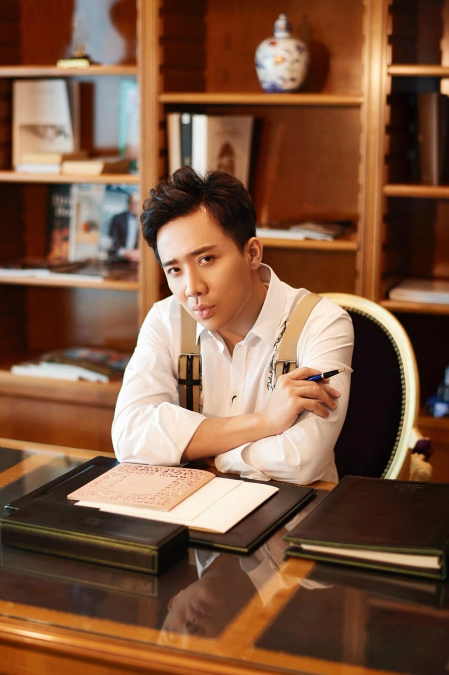 Khuya 29/5, MXH bất ngờ lan truyền hình ảnh một nam diễn viên hài nổi tiếng tên A.Đ đang dùng chất kích thích. Không chỉ vậy tài khoản này còn khẳng định Trấn Thành cùng nhiều nghệ sĩ khác dùng chất cấm. Sau khi nhận được tin, Trấn Thành cùng nhiều NS đã bức xúc lên tiếng. Trấn Thành còn đăng trên fanpage chính thức: 'Ai cung cấp được ĐỊA CHỈ VÀ THÔNG TIN CHÍNH XÁC của 2 nhân vật vu khống tôi, tôi xin gửi tặng bạn ấy 5 triệu đồng.Tài khoản mang tên:LÊ THỊ MỸ HỒNG và JESSIE NAM. Xin khán giả và cộng đồng mạng chung tay với Trấn Thành để trừng trị những kẻ xấu chuyên mượn mạng xã hội để bôi nhọ danh dự người khác. Tôi sẽ mời luật sư và công an để làm việc với nhân vật này! Bạn sẽ phải đối diện với pháp luật về hành động vô ý thức này'