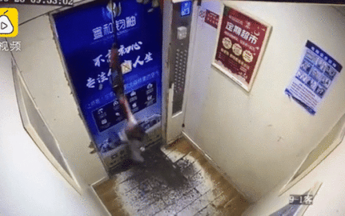 Hình ảnh bé gái gặp sự cố trong thang máy.