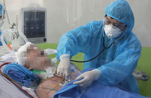 Phi công người Anh đã được chữa khỏi Covid-19 và đang được chăm sóc, điều trị tích cực tại Bệnh viện Chợ Rẫy.