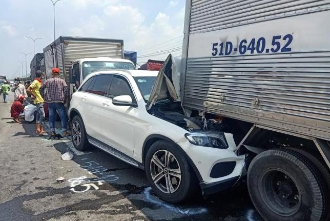 Vụ va chạm khiến đầu xe biến dạng, kính vỡ văng khắp nơi. Dầu nhớt từ các phương tiện giao thông này cũng bị chảy tràn ra đường. Quốc lộ 1A ùn tắc dài, các phương tiện khác lưu thông chậm sau tai nạn liên hoàn xảy ra vào trưa nay.