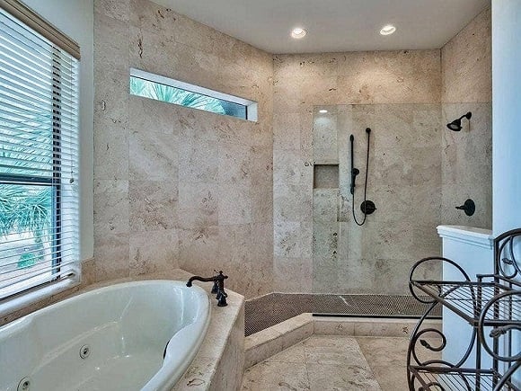 Phòng tắm với các trang thiết bị hiện đại.