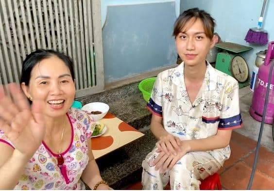 Mẹ là người ủng hộ quyết định của Lynk Lee, bà cũng từng xuất hiện trong clip nấu ăn cùng con trước đó.