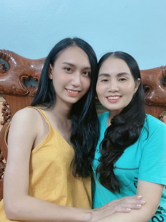 Lynk Lee chung khung hình với mẹ, nhìn cô có da có thịt và nữ tính hơn rất nhiều.