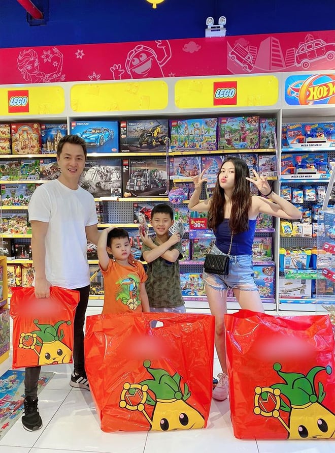 Gia đình Đăng Khôi – Thuỷ Anh dành cả ngày để vui chơi cùng các con. Thuỷ Anh chia sẻ: “Hai ngày cuối tuần bố mẹ cho 2 a em đi bơi, học vẽ, mua quà rồi ăn uống thoải mái, bù lại lúc mẹ đi vắng, thương 2 con của mẹ lắm!”