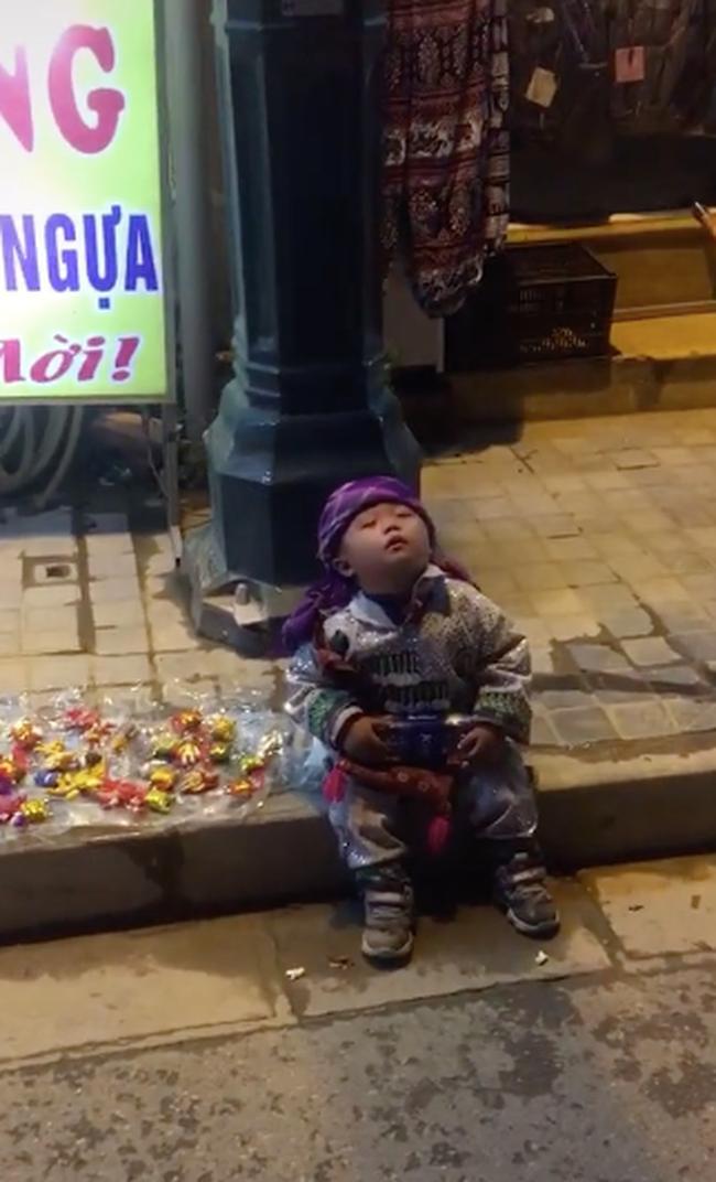 Hình ảnh cậu bé chừng 4-5 tuổi ngủ gật bên gánh hàng rong thu hút sự chú ý của nhiều người. Đa số cư dân mạng đều bày tỏ sự thương cảm với việc em bé phải làm quen với công việc mưu sinh từ khi còn quá nhỏ.