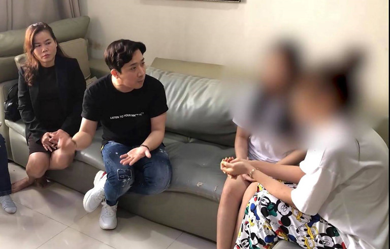 Nói là làm, mới đây, Trấn Thành đã có buổi làm việc trực tiếp với các cô gái vu khống mình ăn chơi trác táng. Đi theo anh có rất nhiều người trong đó có cả luật sư đến để nói chuyện phải trái. Trước hành động cứng rắn và quyết liệt của nam MC nhiều người bày tỏ sự ủng hộ, muốn anh có biện pháp mạnh để xử lí làm gương cho những kẻ khác đang có ý định bôi nhọ hình ảnh và danh tiếng của người khác. Mặc dù, những người vu khống nam danh hài đã lên tiếng xin lỗi nhưng ông xã của Hari Won vẫn một mực muốn làm cho ra lẽ.