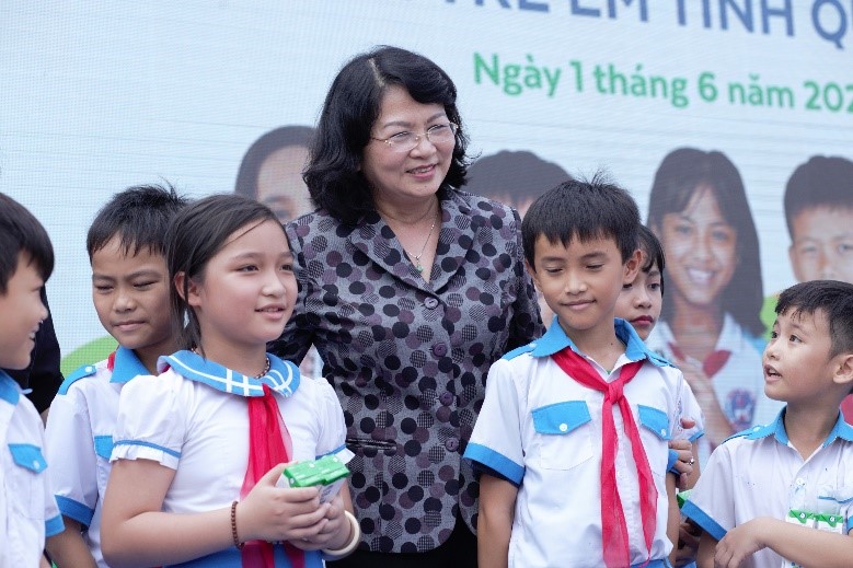 Các em học sinh tỉnh Quảng Nam đón nhận món quà đặc biệt do Phó chủ tịch nước Đặng Thị Ngọc Thịnh nhân ngày tết thiếu nhi