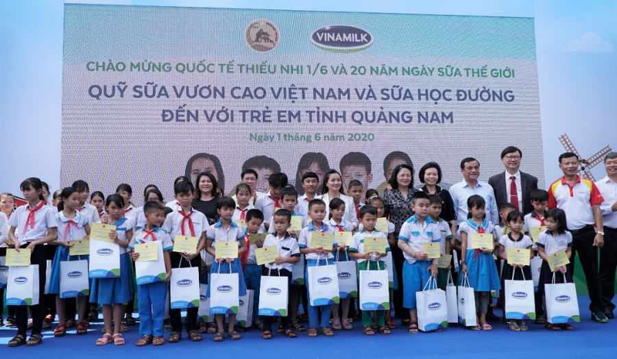 Các đại biểu trao tặng 50 phần học bổng cho trẻ em tỉnh Quảng Nam vượt khó vươn lên, có thành tích học tập xuất sắc