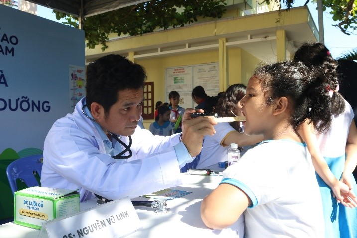 Các em học sinh được khám dinh dưỡng và kiểm tra sức khỏe bởi các bác sĩ của Trung tâm khám và tư vấn dinh dưỡng Vinamilk 