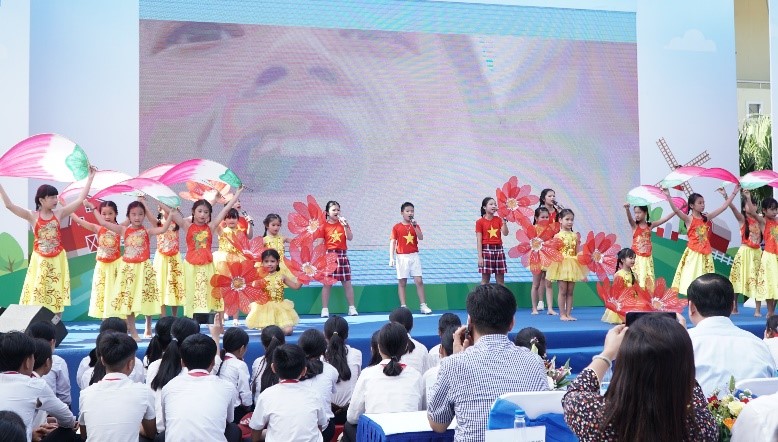 Ngày hội 1/6 diễn ra rất sôi động với nhiều tiết mục văn nghệ do các em học sinh biểu diễn và sân chơi được Vinamilk tổ chức cho các em