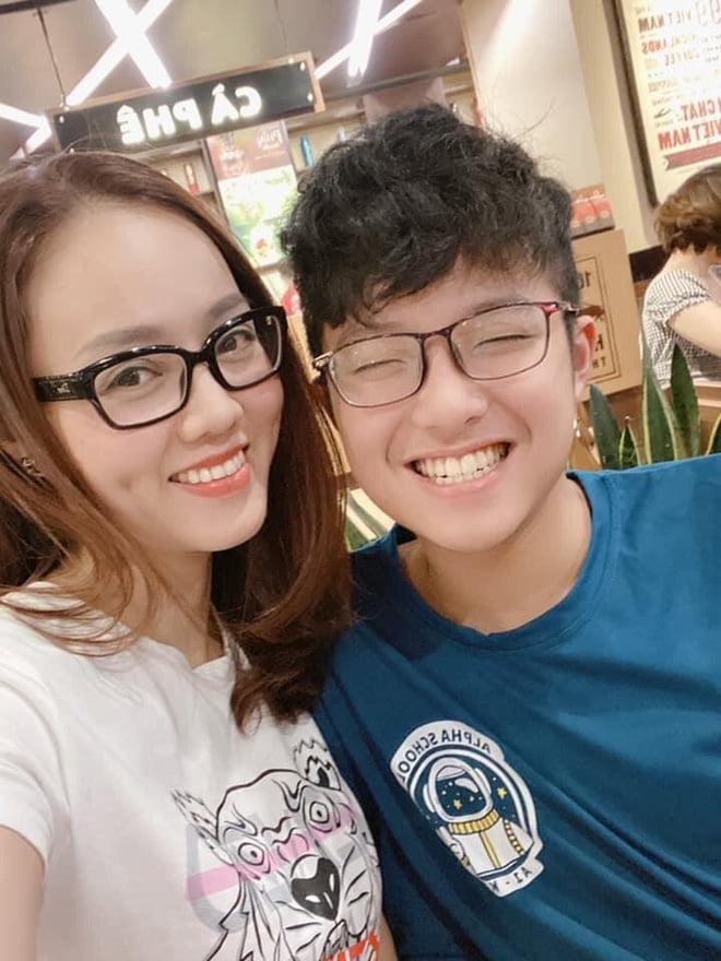 Ngọc Hà selfie cùng con trai lớn của bạn trai.