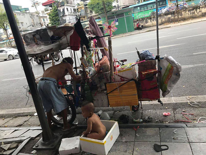 Dưới nắng nóng 40 độ C, hai ông cháu lang thang khắp các con đường