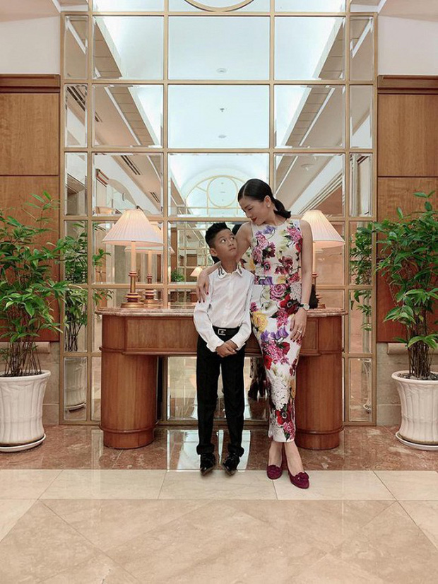 Không còn là cậu nhóc 6 tuổi được mẹ đút cho từng thìa cơm hồi nào, bé Kỳ Anh giờ đã ra dáng một “soái ca” thực thụ.
