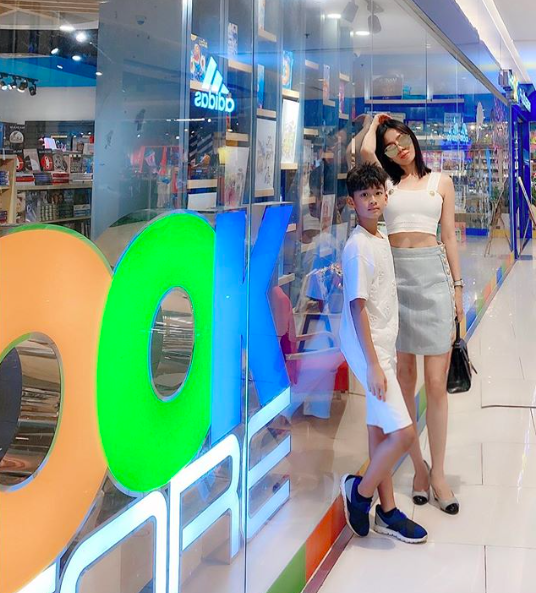 Mới đây, Lệ Quyên vừa khoe hình ảnh chụp cùng với cậu con trai của mình nhân dịp Quốc tế thiếu nhi (1/6). Đây là lần hiếm hoi nữ ca sĩ đăng ảnh với con sau nhiều năm giữ kín. Nhìn ảnh ai cũng ngỡ ngàng bởi vóc dáng lớn phổng phao, đã cao gần bằng mẹ của bé Bo dù mới 9 tuổi. Lệ Quyên viết: “Hot girl đưa hot boy đi chơi 1/6. Sang năm chắc ko hợp với ngày này nữa đâu em trai ạ. Mẹ Quyên chúc các con 1/6 thật vui”. Không chỉ có chiều cao vượt trội, cậu bé còn gây xôn xao với gương mặt điển trai.
