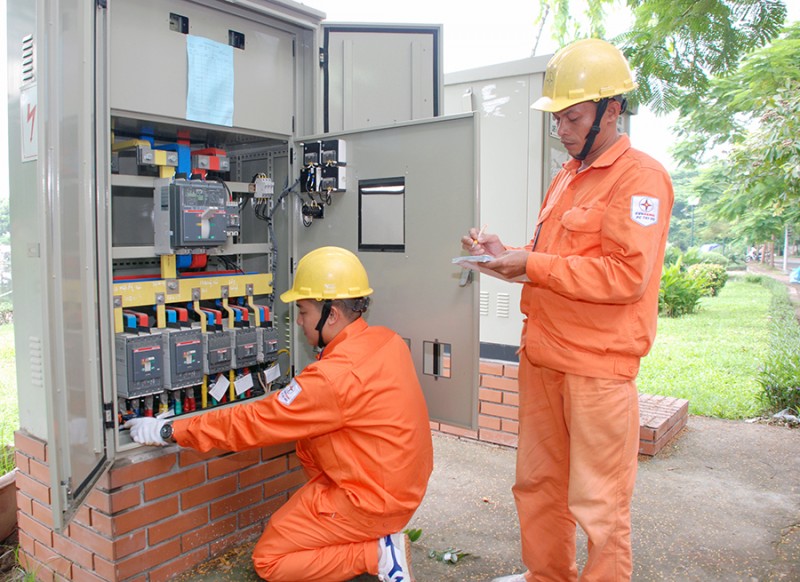 Ông Nguyễn Anh Dũng- Phó Tổng Giám đốc yêu cầu các đơn vị không cắt ddiejnekhi nhiệt độ lên tới 36 độ C