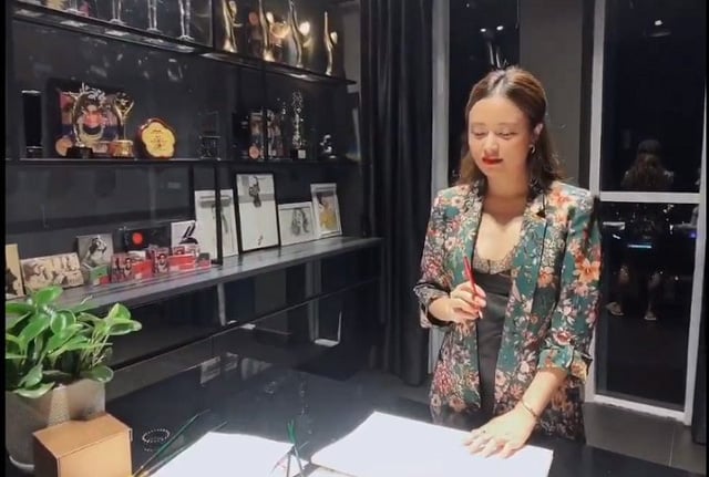 Trong ngôi nhà nữ ca sĩ có hẳn một phòng riêng trưng bày những thành tựu mà mình đạt được
