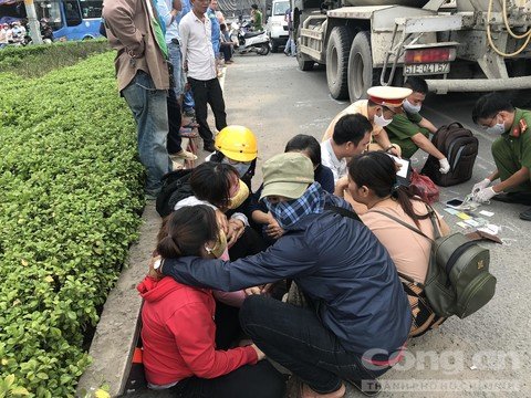 Bạn gái ngất lịm khi chứng kiến cảnh tượng đau lòng (Ảnh: Công an TP.HCM)