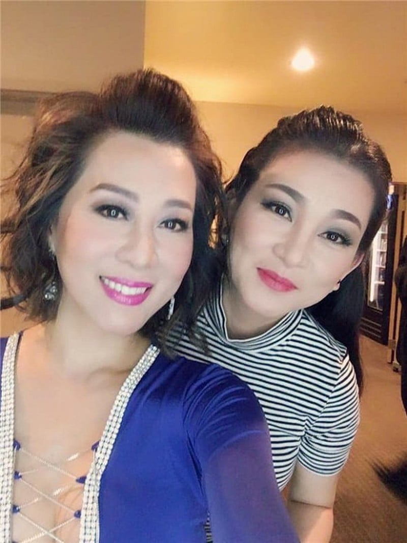 MC Kỳ Duyên và ca sĩ Hương Thủy. Cả hai cùng hoạt động trong Trung tâm Thúy Nga Paris.