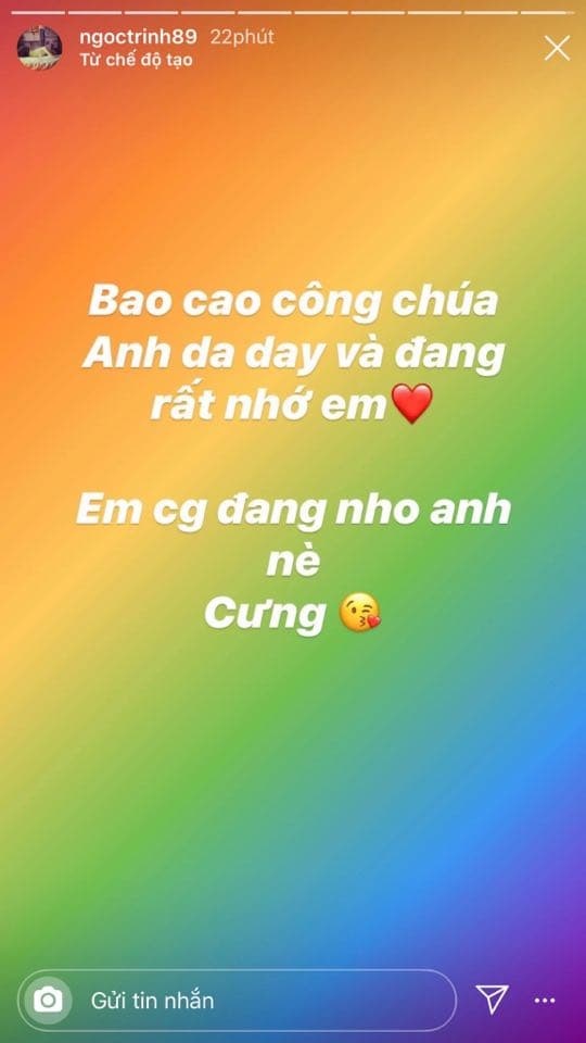 Mới đây, trên story cá nhân, Ngọc Trinh đăng tải dòng tin nhắn vô cùng ngọt ngào và lãng mạng của người yêu. “Báo cáo công chúa, anh đã dậy và đang rất nhớ em”- tin nhắn của người yêu Ngọc Trinh. Không giấu nổi niềm hạnh phúc, Ngọc Trinh đáp lại: 
