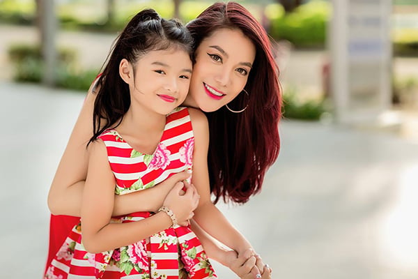 Trương Ngọc Ánh bên con giá